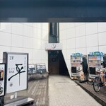 ステーキ・鉄板焼 みくら - このビルの奥にエレベーターが