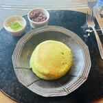 ステーキ・鉄板焼 みくら - 抹茶を混ぜ込まれた生地