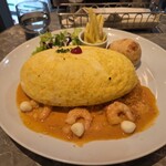 サロン 卵と私 - 料理写真:スフレオムライスプレート(海老とモッツァレラのトマトクリーム)(1,380円)