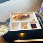 ステーキ・鉄板焼 みくら - ミディアムレア　いい焼き加減！