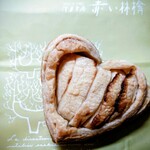 Sweets Factory pampam - JPY 540 – Heart Shaped Apple Pie with Jonagold Apples