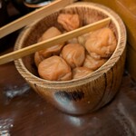 丸五 - 卓上の梅干しでさっぱりします