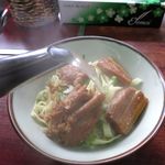 八重食堂 - スープをセルフで「そば」に注ぎます