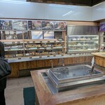 名玄 - 選んだ、うどん、そばをかごに移し、湯で温めます。