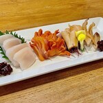 焼貝うぐいす - 活貝3種盛り合わせ。内容は日替わりです。