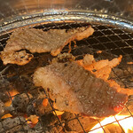 網焼レストラン 見蘭 - カルビを焼き散らかす