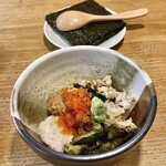 焼貝うぐいす - 貝バクダン。貝・納豆・とろろ・漬物・生海苔・とびっこ・山葵など。よーく混ぜ混ぜして…