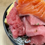 寿司芳 - 酢飯の上にはシラス