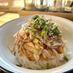 カフェモン - 鶏スープで炊いたジャスミン米の上に、カオマンガイトードと同じ揚げた鶏むね肉が乗り、さらにその上に赤玉ねぎ、パクチー、ミント、房ネギのマリネが乗ってます。