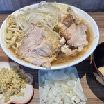 らーめん菊 - 小ラーメン（1,200円）＋ショウガ（70円）＋玉ねぎ（70円）＋味付けうずら（150円）、ニンニクコール