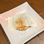 焼鳥と地酒 炭イッカ - 山芋 酒盗チーズを焦がして