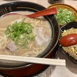豚旨うま屋ラーメン - 料理写真: