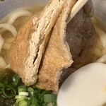 花坊 - きつねうどんの厚いお揚げと薄いお揚げ（2名で訪問し、厚いお揚げと薄いお揚げを交換して一枚ずつ）