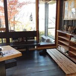 イルグラーノ製麺所・イートインデノミーナ - 入口すぐのスペース　木の香り