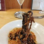 イルグラーノ製麺所・イートインデノミーナ - プッタネスカにはカカオと竹炭練り込んだ生パスタ