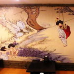 趙家 - 朝鮮時代の風俗画が店内の側面を飾っています。