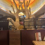 欅屋 びくら - 店内には守護人の大木、凄いとな