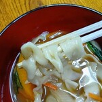 頑固おやじの手打ちほうとう - ほうとうは長すぎず食べやすい