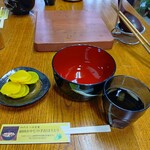 頑固おやじの手打ちほうとう - 最初のテーブルの様子