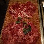 六本木焼肉　Kintan - 牛タンと頬？(メニューにはホルモンとありましたが、確かほほとの説明でした)