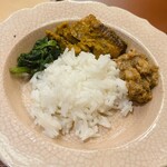 美会 - ジャスミンライスに小鉢の具材をよそいます