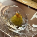 美会 - 三重の答志島のトロ鰆を燻製し、食用菊りゅうのひげ＠新潟で包みました。トッピングは柿。タイハーブを駆使した餡が全体をまとめます