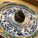 美会 - カイノミのハンバーグ。キャビアをトッピング