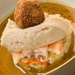 美会 - トッピングは香箱蟹の外子。真ん中は富田林産の海老芋を白味噌でペースト状に仕上げました