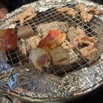 ホルモン焼肉 ちばず七輪 - ジワジワ焼けていきます。