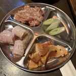 ホルモン焼肉 ちばず七輪 - （晩酌セット）上から時計回りに、セセリ、パイプ、豚カルビ、ネギ。パイプというのは初めて食べました。