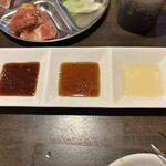 ホルモン焼肉 ちばず七輪 - 左から少し辛いタレ、甘いタレ、レモン汁