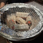 ホルモン焼肉 ちばず七輪 - 七輪の炭火