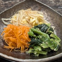 焼肉たまき 京橋店 - 彩りナムル盛り合わせ