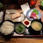 飲みくい処 ひがし - ワラサ刺身とメカジキ味噌漬けランチ900円