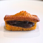 メゾン ケイ - ランチコース 16488円 の虎屋の小倉餡のフィナンシェ