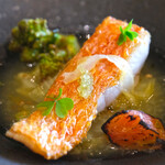 メゾン ケイ - ランチコース 16488円 の駿河湾の金目鯛 鱗焼き