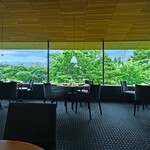 メゾン ケイ - 店内のテーブル席の風景です