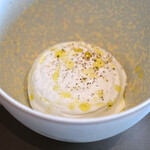 メゾン ケイ - ランチコース 16488円 の京都るり渓やぎ農園の山羊のミルクのエスプーマ