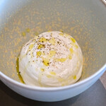 メゾン ケイ - ランチコース 16488円 の京都るり渓やぎ農園の山羊のミルクのエスプーマ