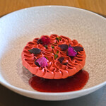 メゾン ケイ - ランチコース 16488円 のグリオットチェリーとピスタチオのバシュラン