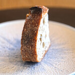 メゾン ケイ - ランチコース 16488円 のBoulangerie ADACHのカンパーニュ