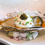 メゾン ケイ - ランチコース 16488円 の北海道サロマ湖の牡蠣 レア仕立て