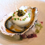 メゾン ケイ - ランチコース 16488円 の北海道サロマ湖の牡蠣 レア仕立て