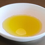 メゾン ケイ - ランチコース 16488円 のオリーブオイル