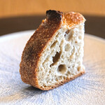 メゾン ケイ - ランチコース 16488円 のBoulangerie ADACHのカンパーニュ