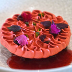 メゾン ケイ - ランチコース 16488円 のグリオットチェリーとピスタチオのバシュラン