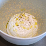 メゾン ケイ - ランチコース 16488円 の京都るり渓やぎ農園の山羊のミルクのエスプーマ