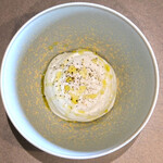 メゾン ケイ - ランチコース 16488円 の京都るり渓やぎ農園の山羊のミルクのエスプーマ