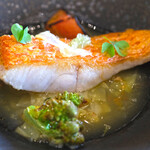 メゾン ケイ - ランチコース 16488円 の駿河湾の金目鯛 鱗焼き