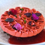 メゾン ケイ - ランチコース 16488円 のグリオットチェリーとピスタチオのバシュラン